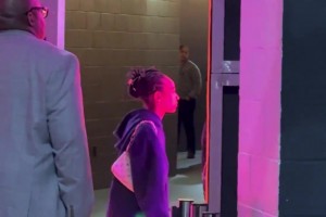 勒布朗·詹姆斯在洛杉矶赢下比赛后与家人分享喜悦...