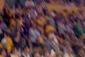 今天就靠41岁老汉了！老詹赛前在场边做深呼吸准备比赛