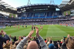 拼尽全力！阿森纳客场球迷在赛后为他们的球员加油助威