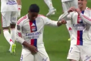 恩德里克胆子真大，竟然敢在大巴黎极端球迷面前这样庆祝