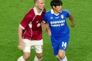 哈兰德这是听到了什么这么开心