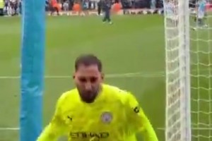 终场哨响后，多纳鲁马跳入人群与曼城球迷一起庆祝！