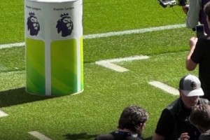 加戏！英超冠军奖杯在曼城vs阿森纳现场展示