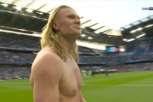 得意的表情！赢下天王山赛后哈兰德披头撒发，脸上写满开心