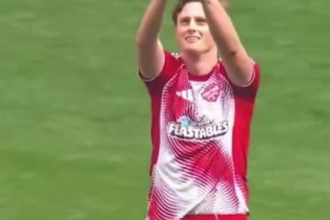 气场不输当年！坎通纳等曼联名宿亮相传奇赛！