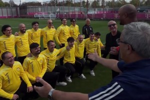 幽默梵蒂冈国家队穿黄色队服访问拜仁，孔帕尼：这不是多特吧