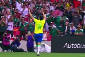 传奇相聚青春再现！小罗卡卡和阿德相聚传奇赛，再献经典连线破门